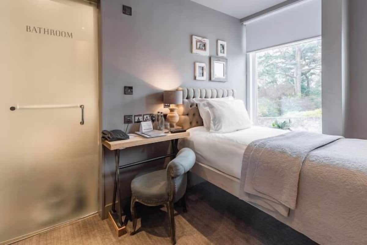 Hypo-allergenic bedding, in-room safe, desk, laptop workspace