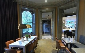 Déjeuner, dîner et souper servis sur place, vue sur le jardin