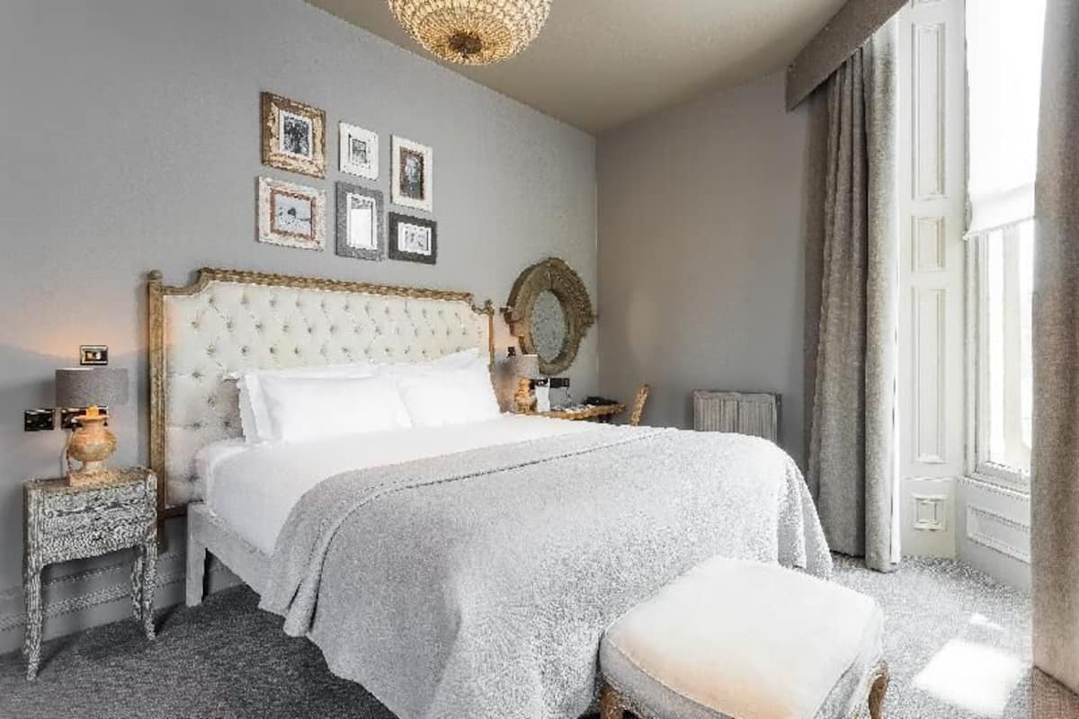 Hypo-allergenic bedding, in-room safe, desk, laptop workspace
