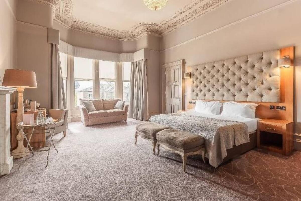 Hypo-allergenic bedding, in-room safe, desk, laptop workspace