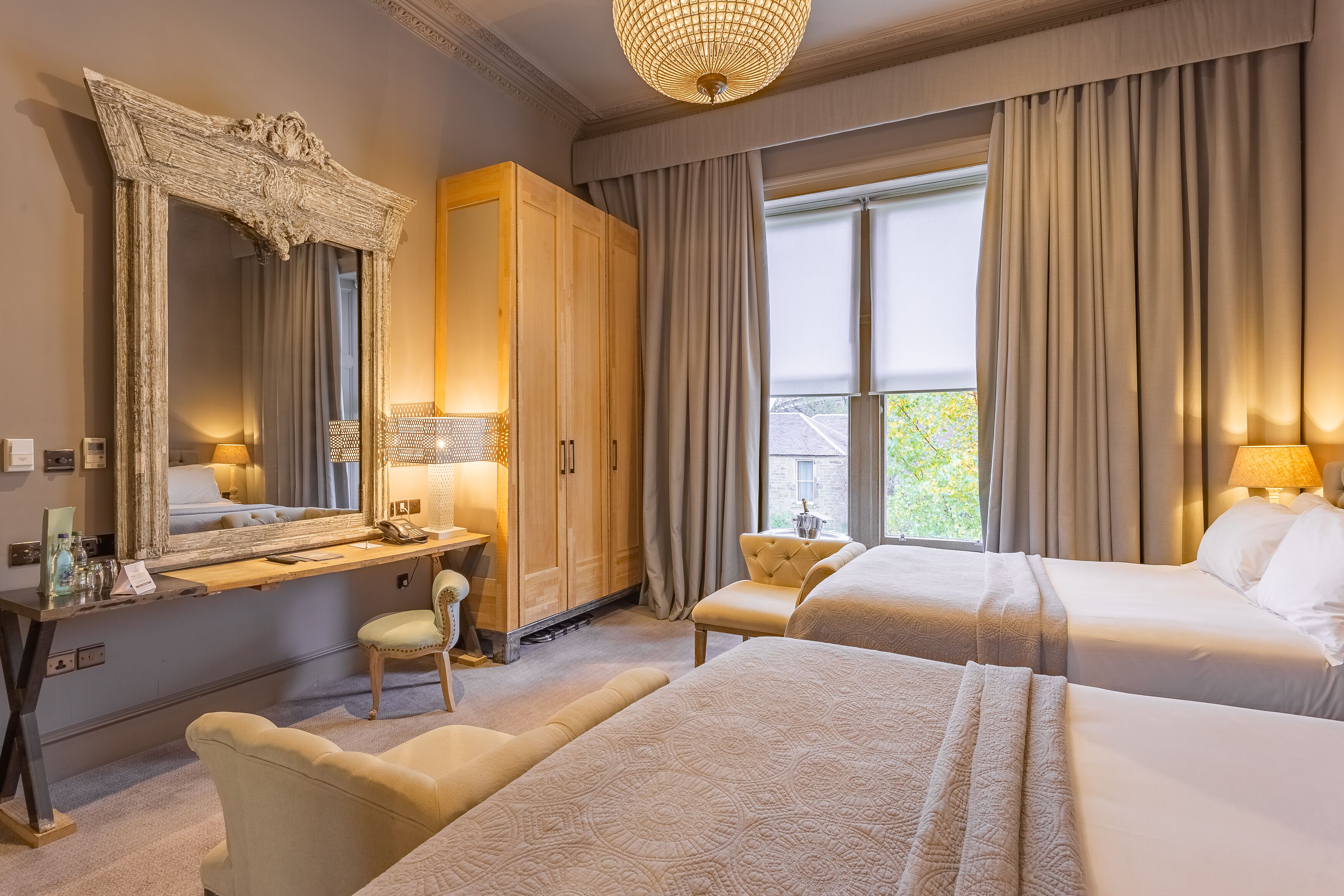 family room | hypo-allergenic bedding, in-room safe, desk, laptop workspace