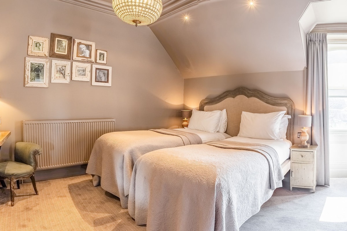 Hypo-allergenic bedding, in-room safe, desk, laptop workspace