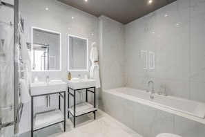 Junior Suite | Bathroom | Hair dryer, bathrobes, towels