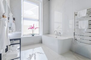 Luxe Double or Twin Room | Bathroom