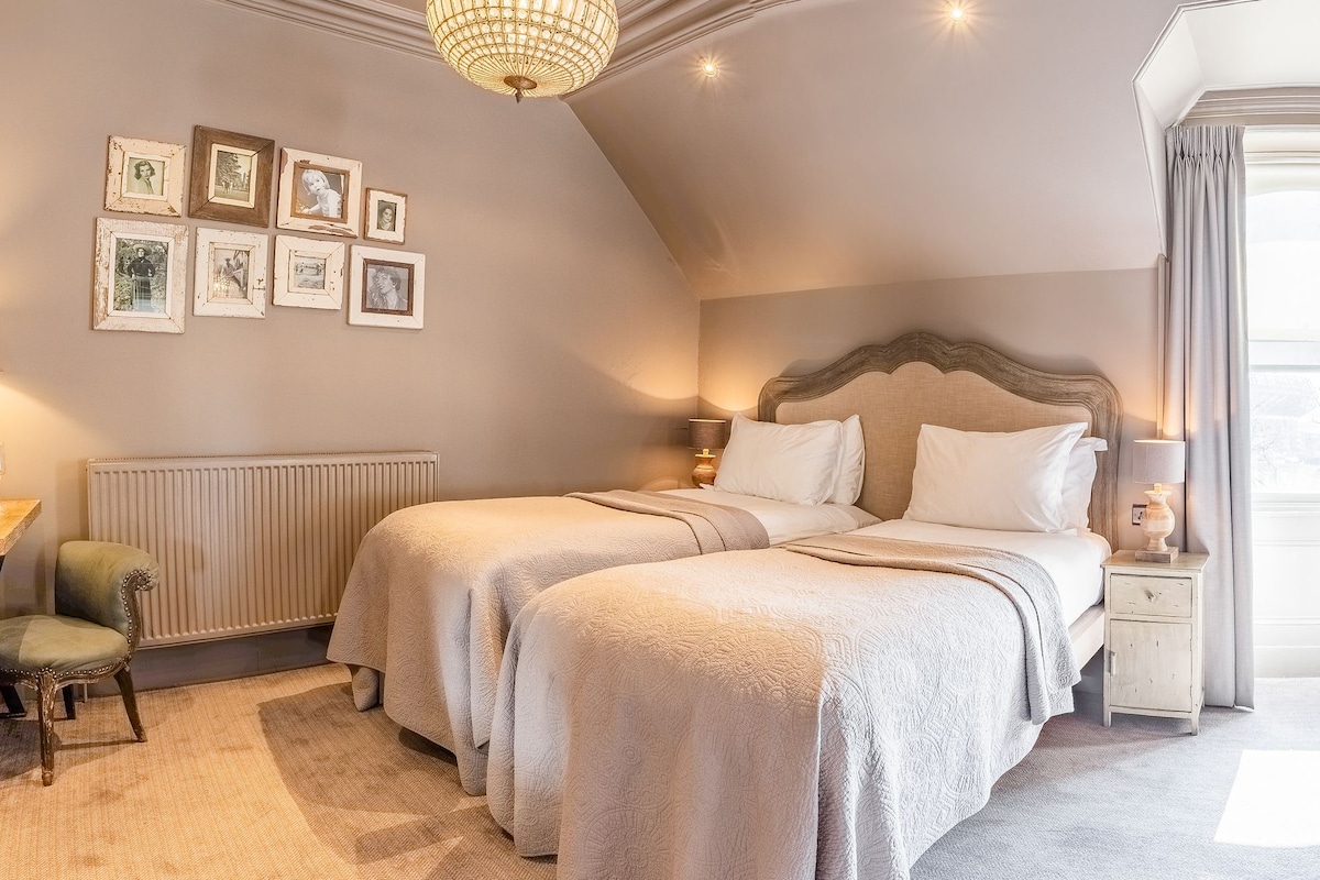 Hypo-allergenic bedding available, in-room safe, desk, laptop workspace
