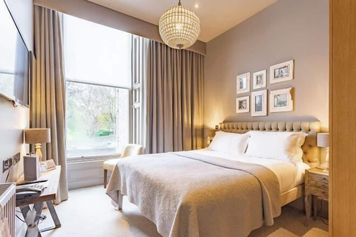 Hypo-allergenic bedding, in-room safe, desk, laptop workspace