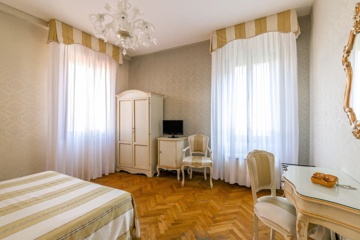 1 bedroom, premium bedding, minibar, in-room safe