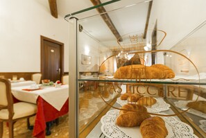Breakfast area - Palazzo Guardi (Venice)