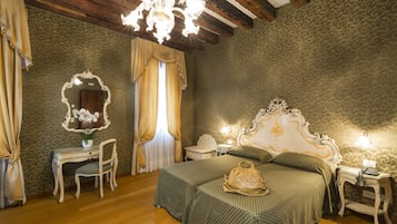 Una stanza con un letto, una scrivania, una sedia, uno specchio e un lampadario.