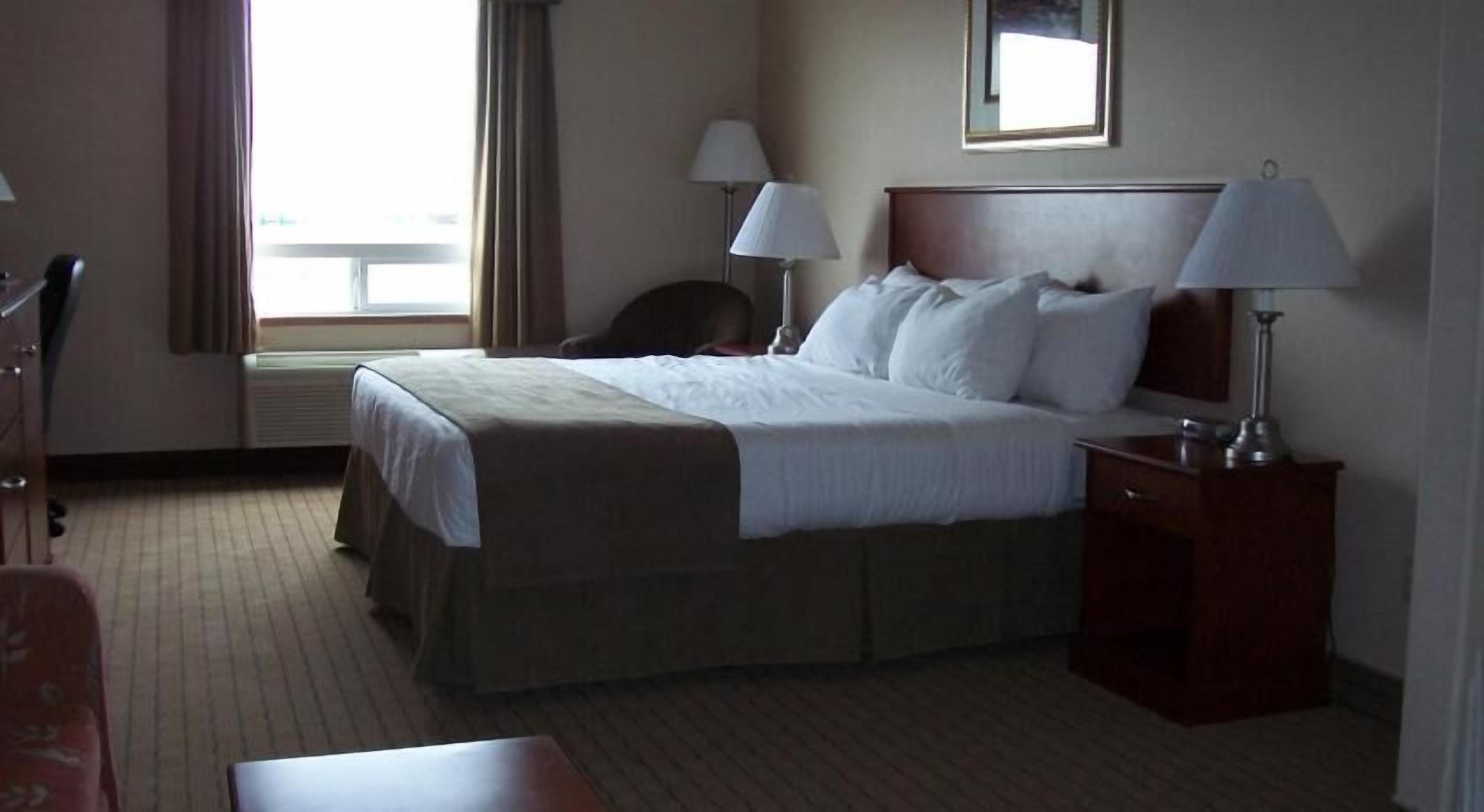 Escritorio, espacio para trabajar con laptop y cortinas blackout 