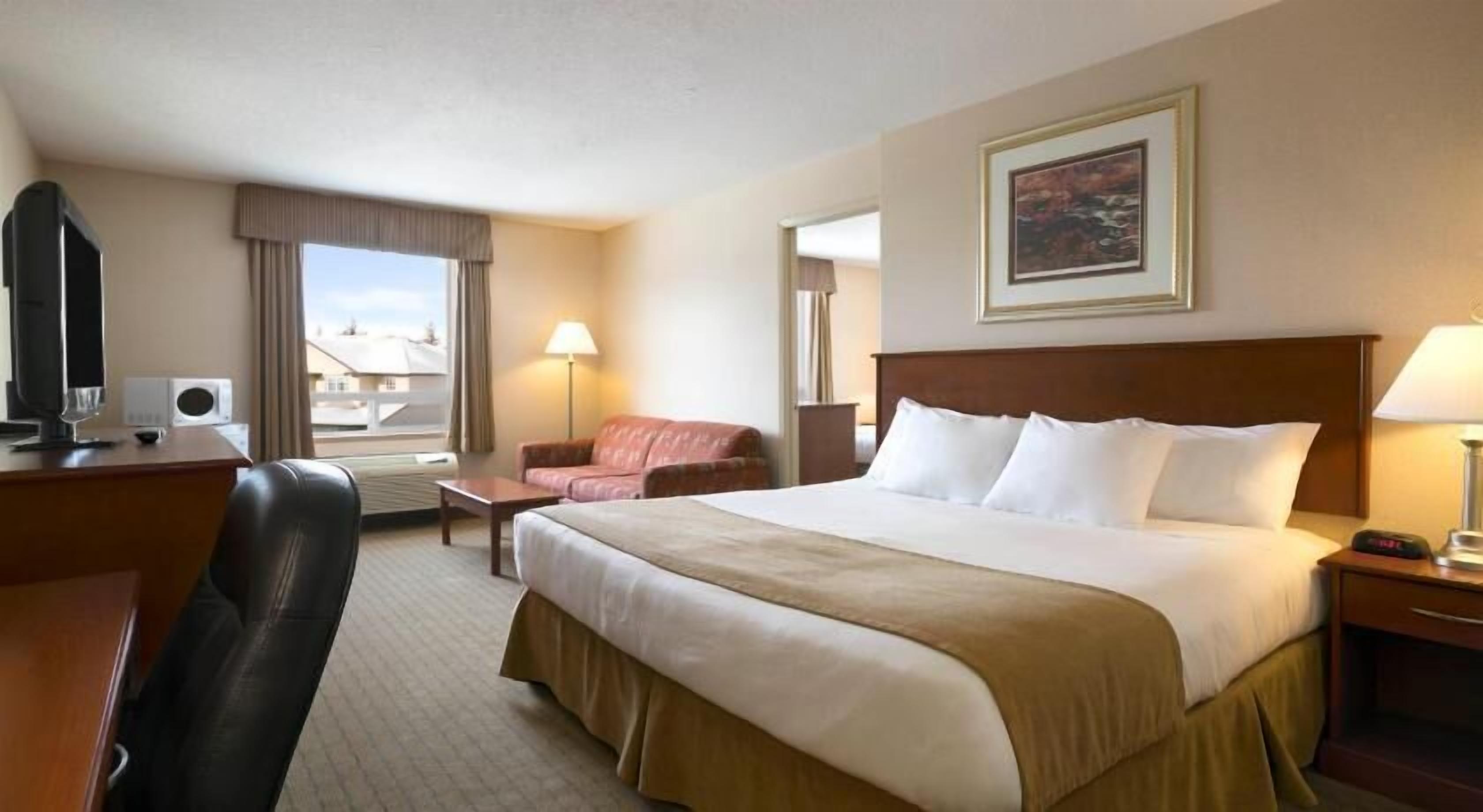 Escritorio, espacio para trabajar con laptop y cortinas blackout 