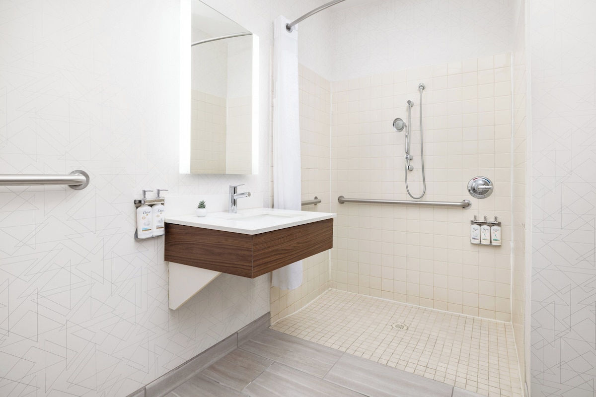 Quarto standard, 1 cama King, acessível (Mobility, Roll-In Shower) | Roupas de cama premium, cofres nos quartos, escrivaninha