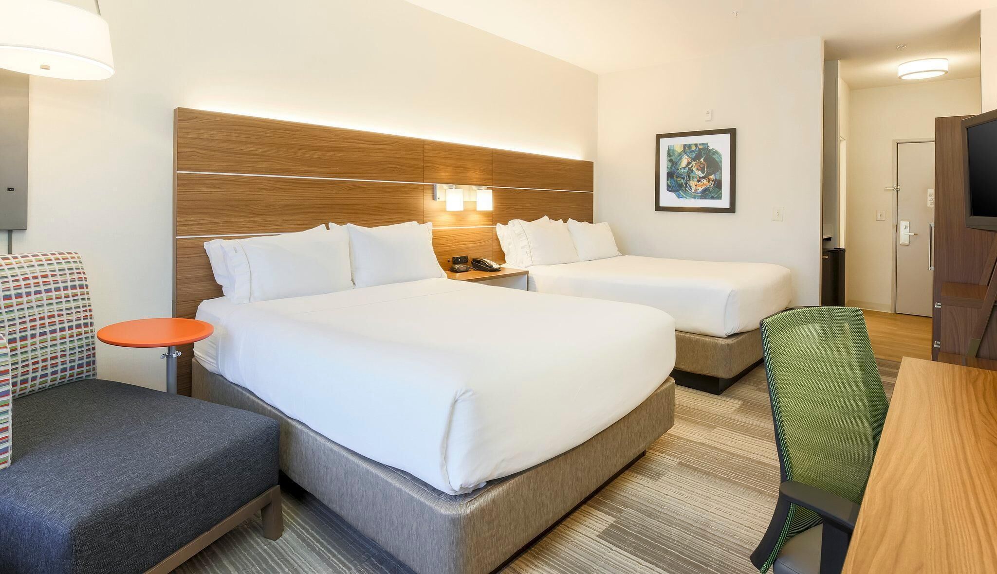Premium bedding, in-room safe, desk, iron/ironing board