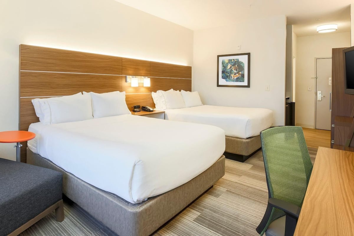 Premium bedding, in-room safe, desk, iron/ironing board