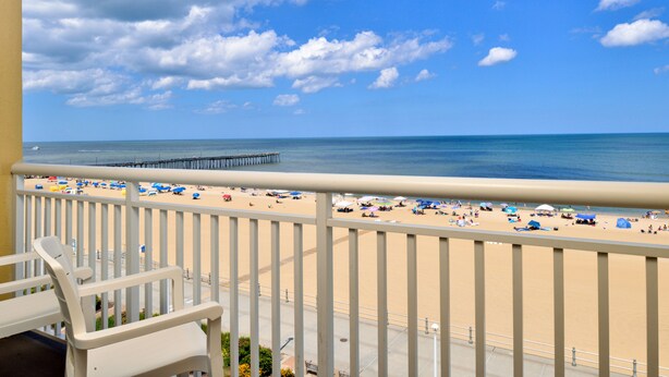 A balcony with a view of a beach and pier. - Four Points By Sheraton Virginia Beach Oceanfront (Virginia Beach)