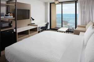 客房, 1 张特大床, 阳台 (Oceanfront) | 高档床上用品、加厚床垫、客房内保险箱、特色装修