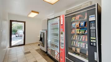 Un'area dedicata alle vendite automatiche, con una macchina erogatrice di Coca-Cola e una per snack.