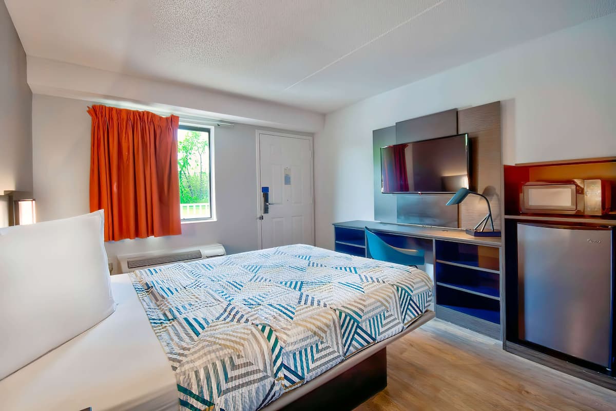 Iron/ironing board, free WiFi, bed sheets