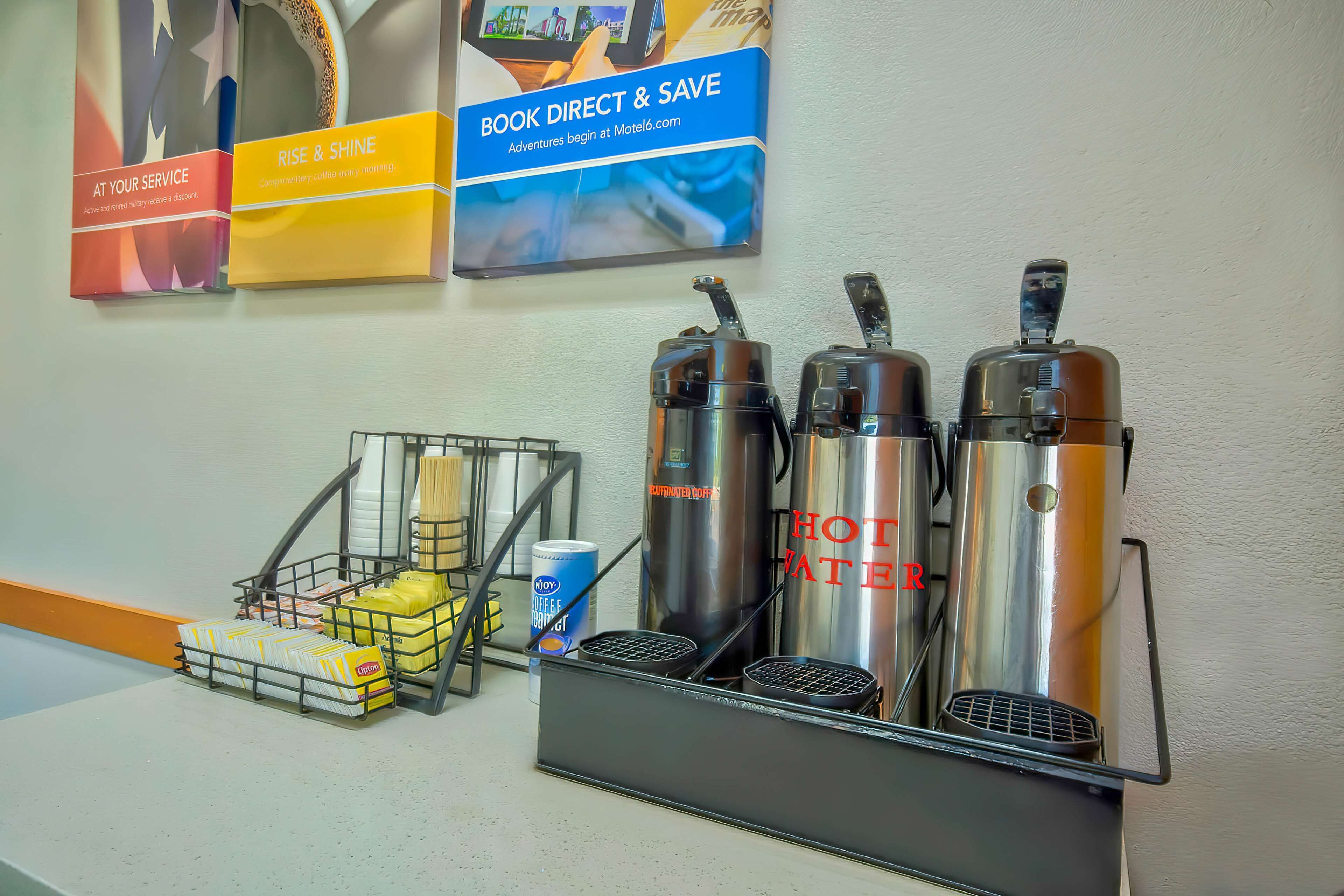 Un espace dédié au café, équipé de trois machines à café et d’une boîte de café.