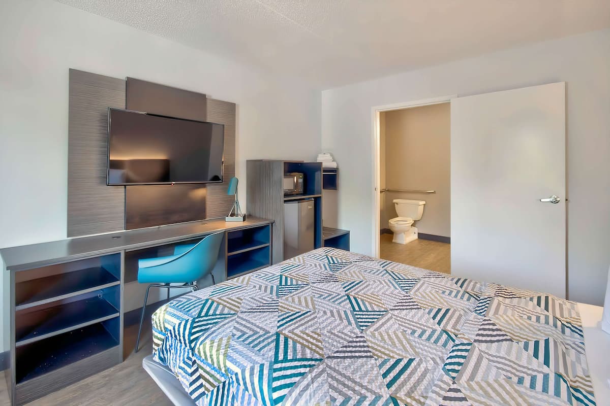 Iron/ironing board, free WiFi, bed sheets