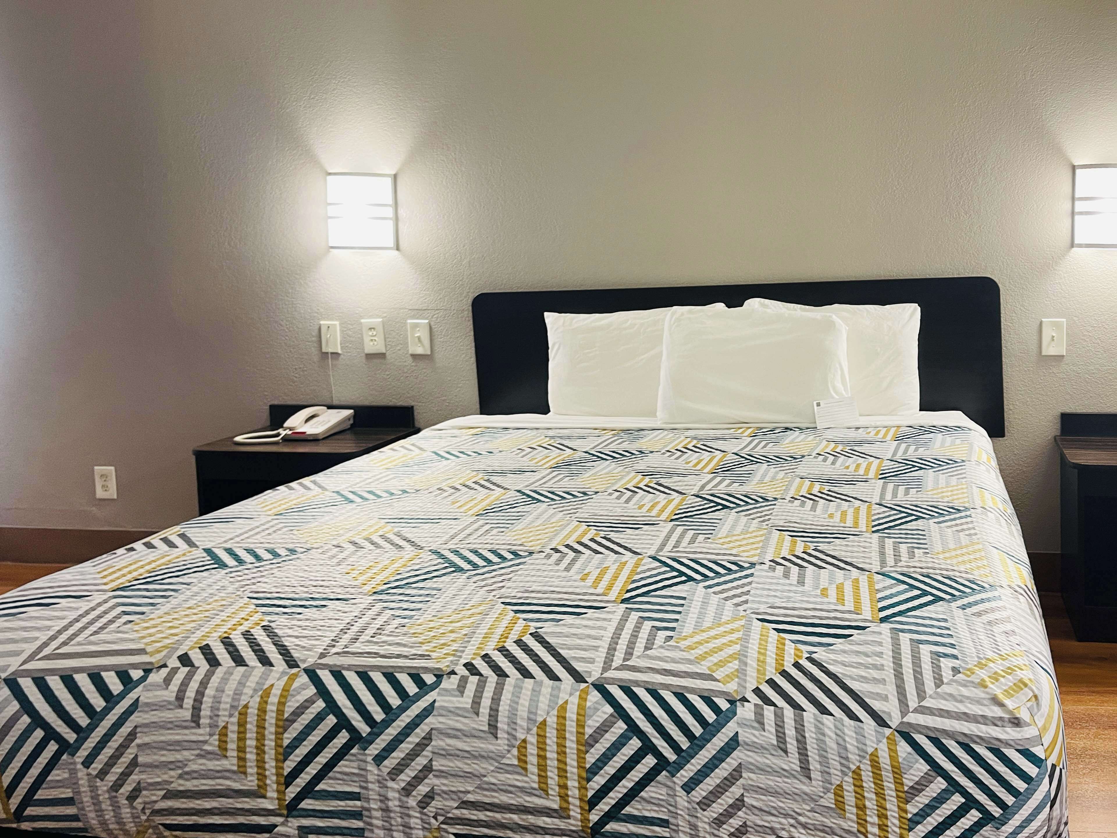 Desk, laptop workspace, free WiFi, bed sheets