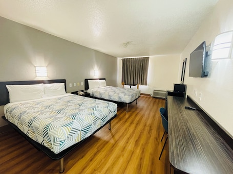 Combined shower/bathtub, towels. Motel 6 Duncanville, TX - Dallas