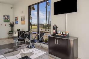 Coffee service - Motel 6 Duncanville, TX - Dallas (Duncanville)