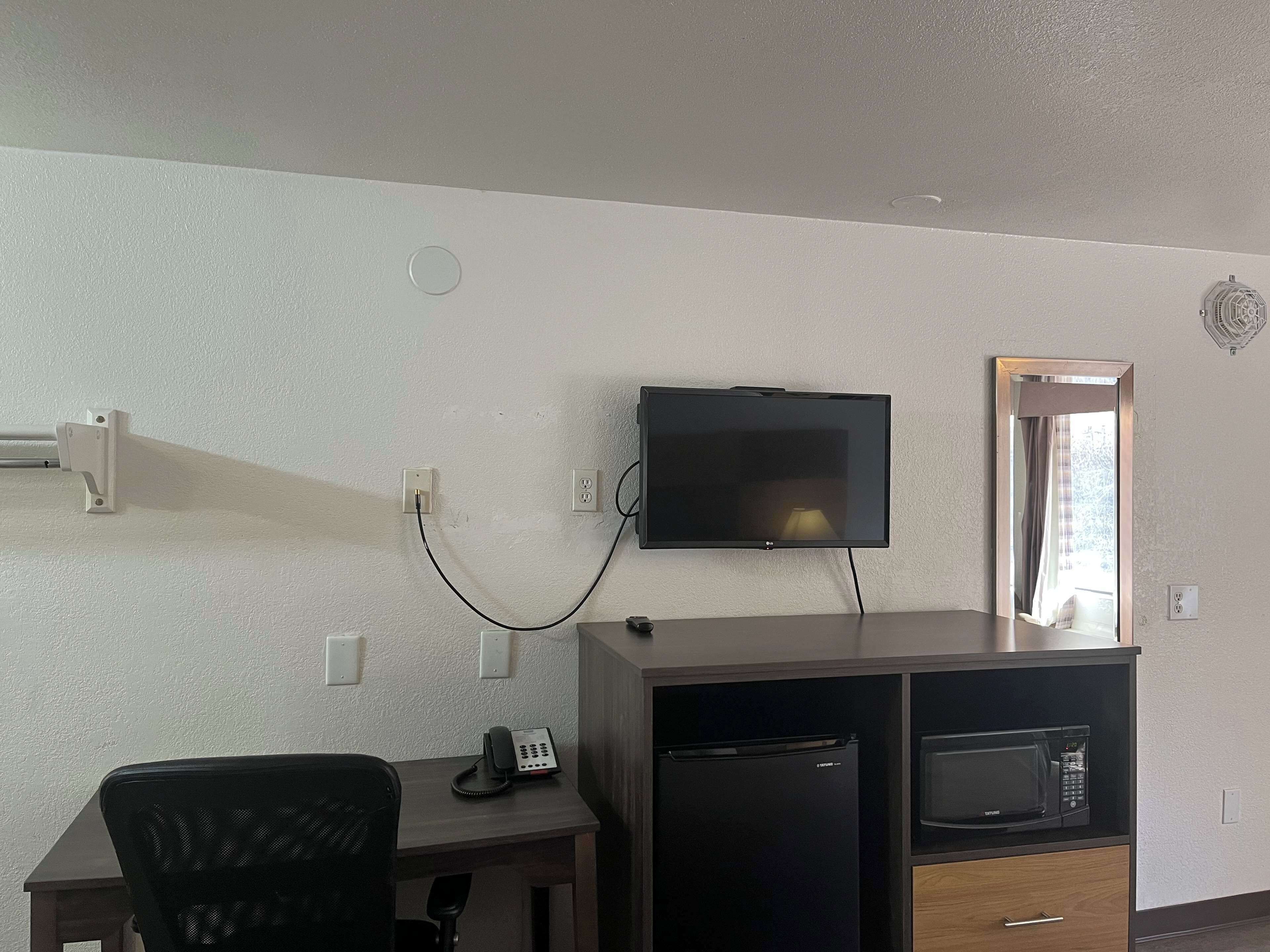 Een bureau, gratis wifi, beddengoed