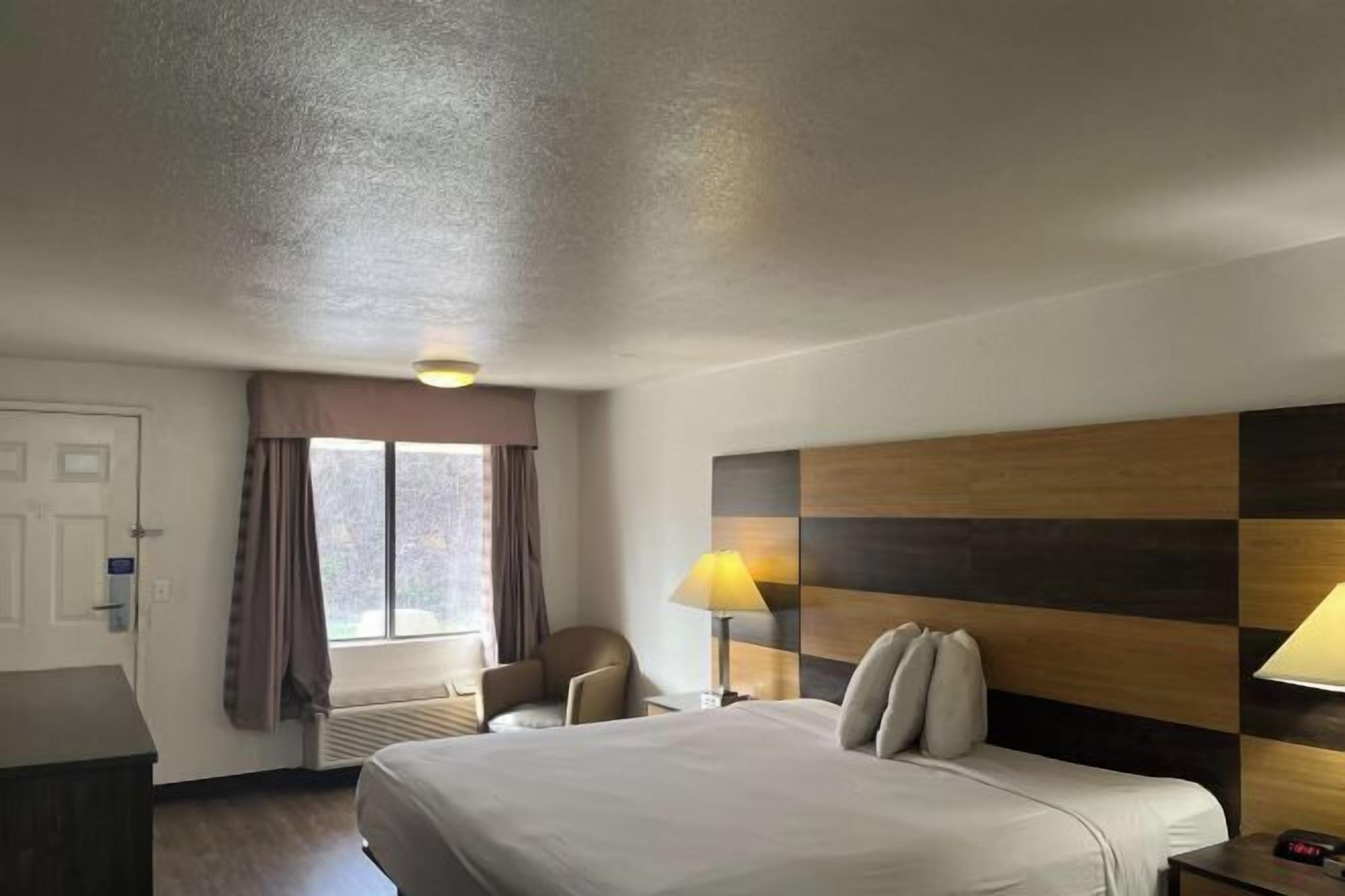 Escritorio, wifi gratis y ropa de cama 