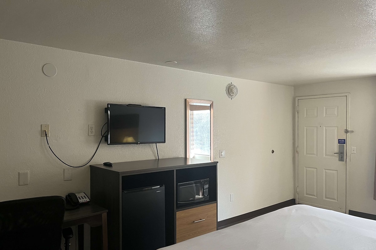Desk, free WiFi, bed sheets