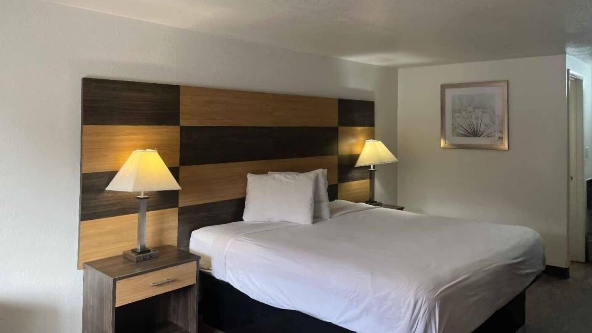 Desk, WiFi (free), bed sheets