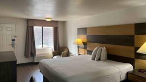 Escritorio, wifi gratis y ropa de cama 