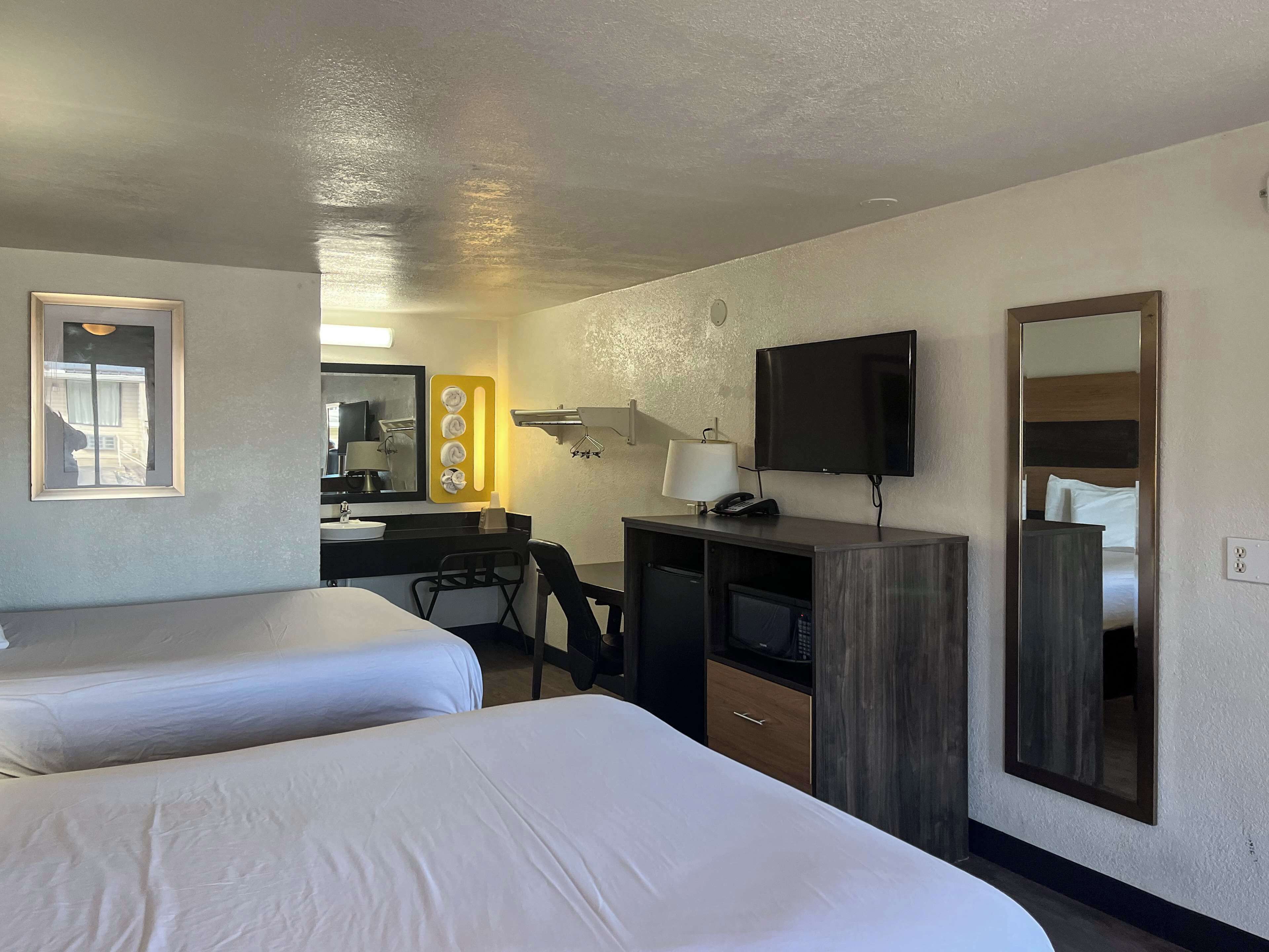 Escritorio, wifi gratis y ropa de cama 