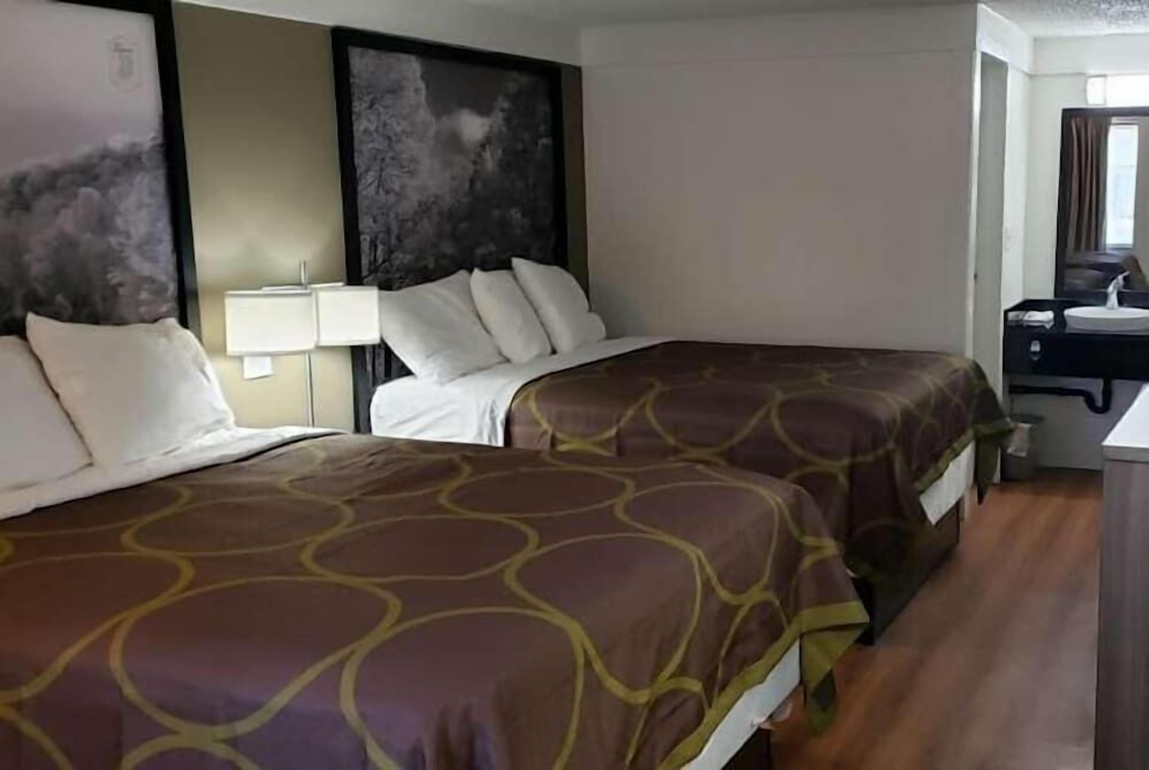 Roupas de cama premium, camas com colchões pillow-top, cortinas blackout