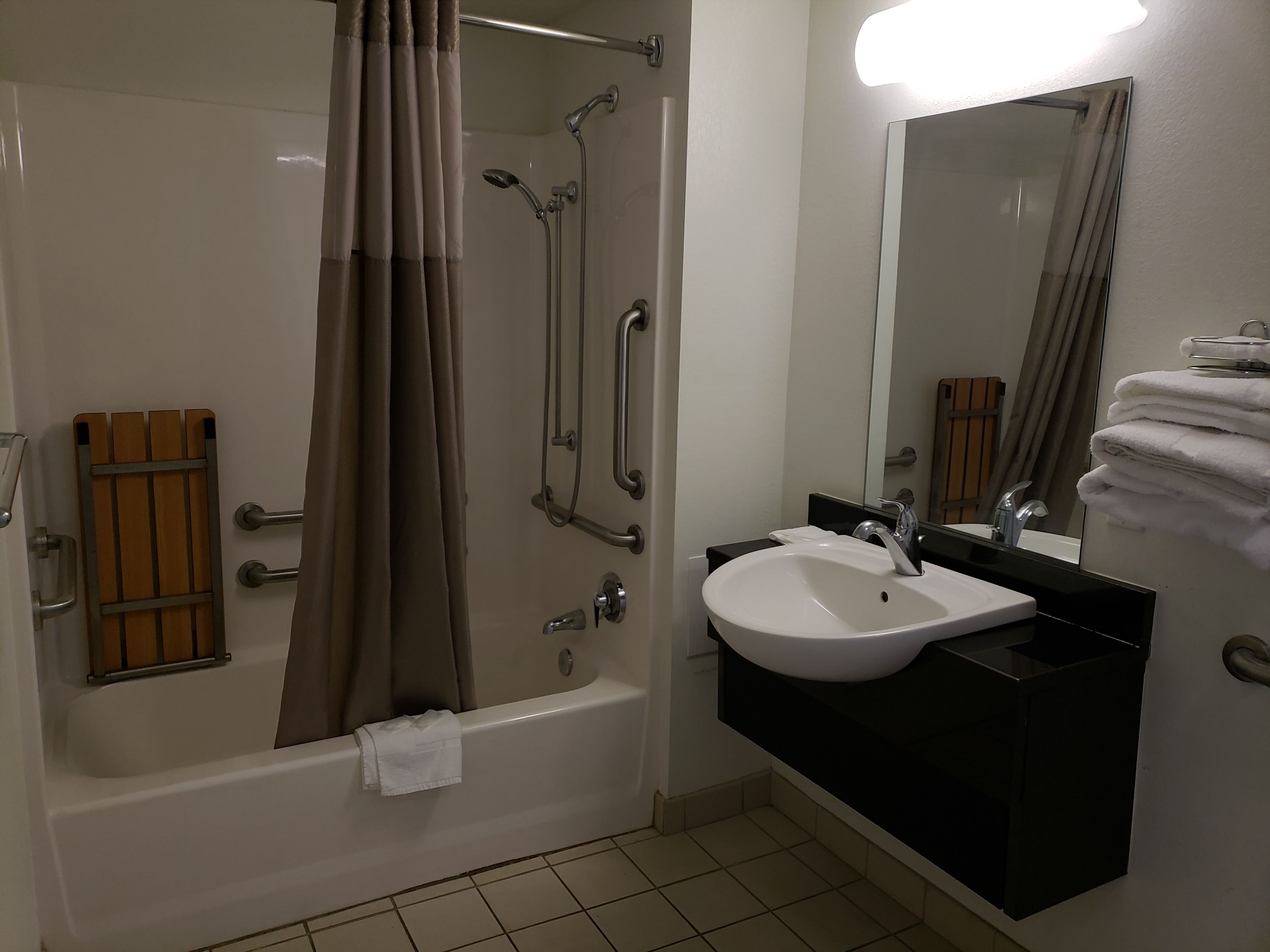 Combined shower/bathtub, free toiletries, hair dryer, towels