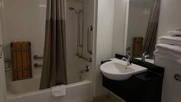Combined shower/bathtub, free toiletries, hair dryer, towels