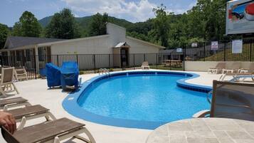 Kolam renang outdoor musiman, dengan kursi berjemur