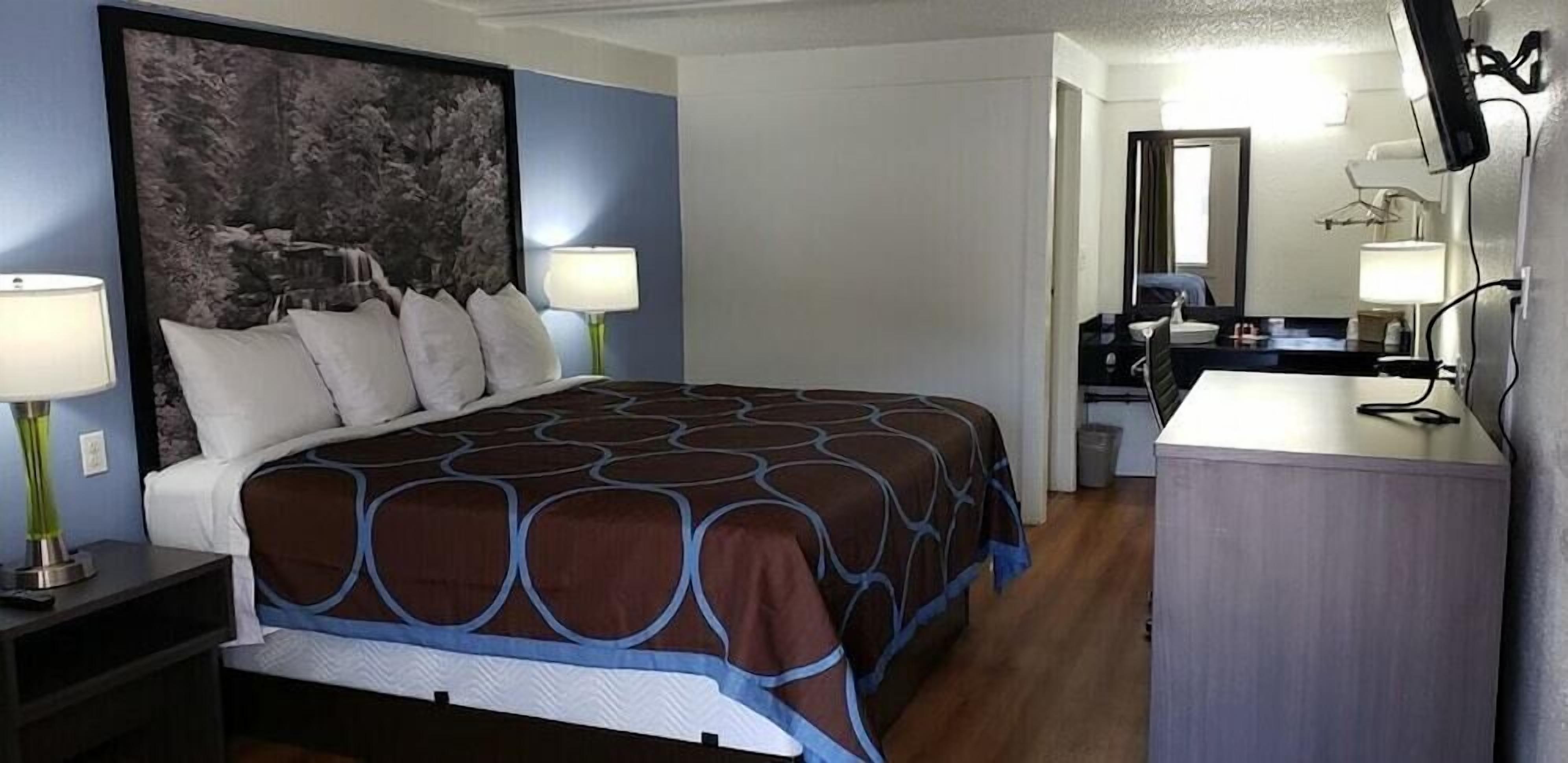 Roupas de cama premium, camas com colchões pillow-top, cortinas blackout