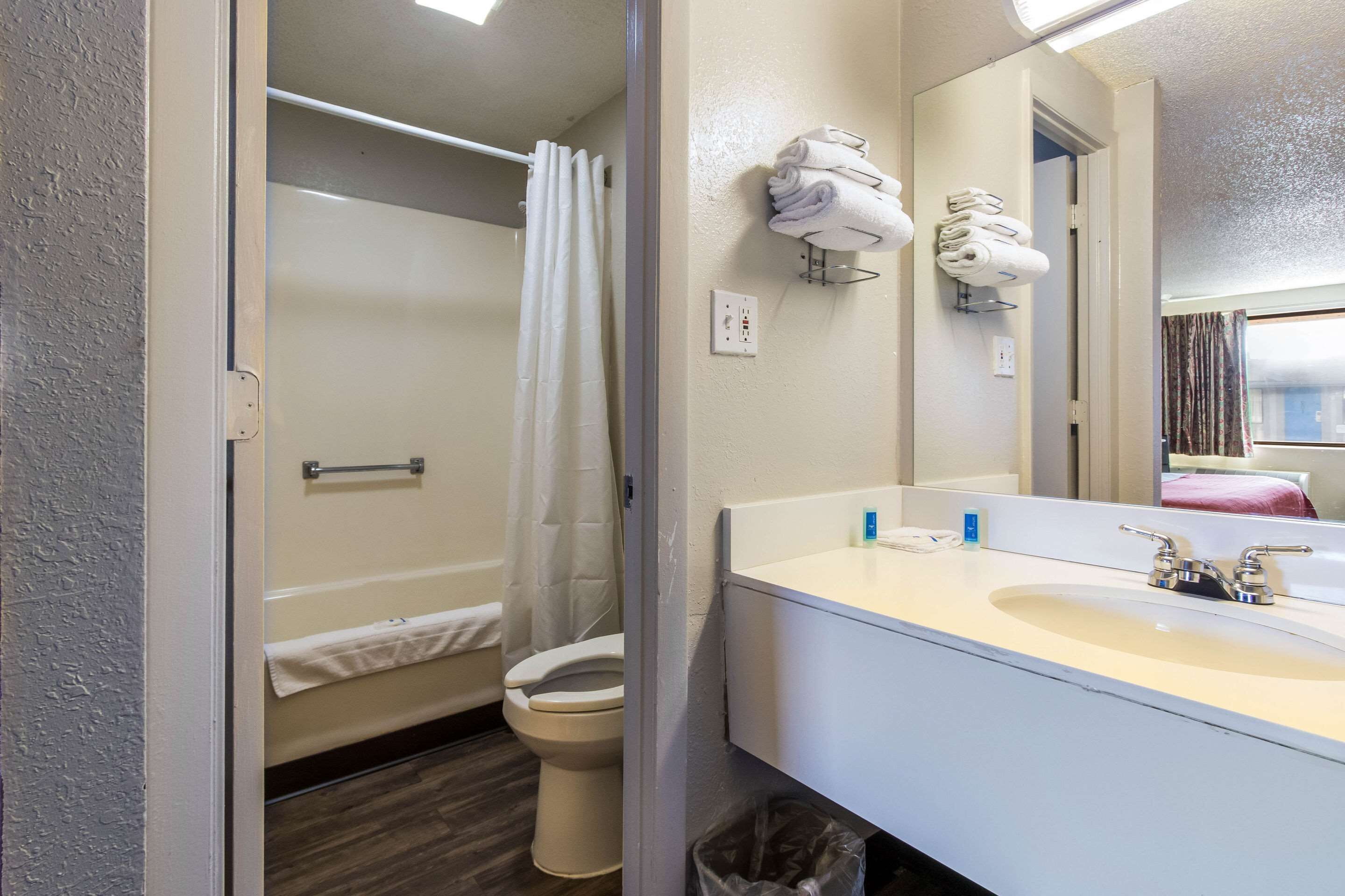 Standard Room, 1 King Bed, Non Smoking | Bathroom | Combined shower/tub, towels