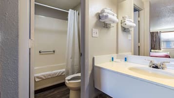 Standard Room, 1 King Bed, Non Smoking | Bathroom | Combined shower/tub, towels
