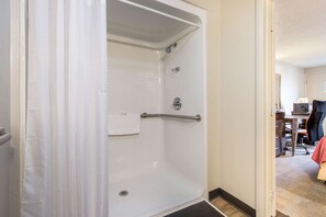 Combined shower/tub, towels - Rodeway Inn Near Hall of Fame (North Canton)