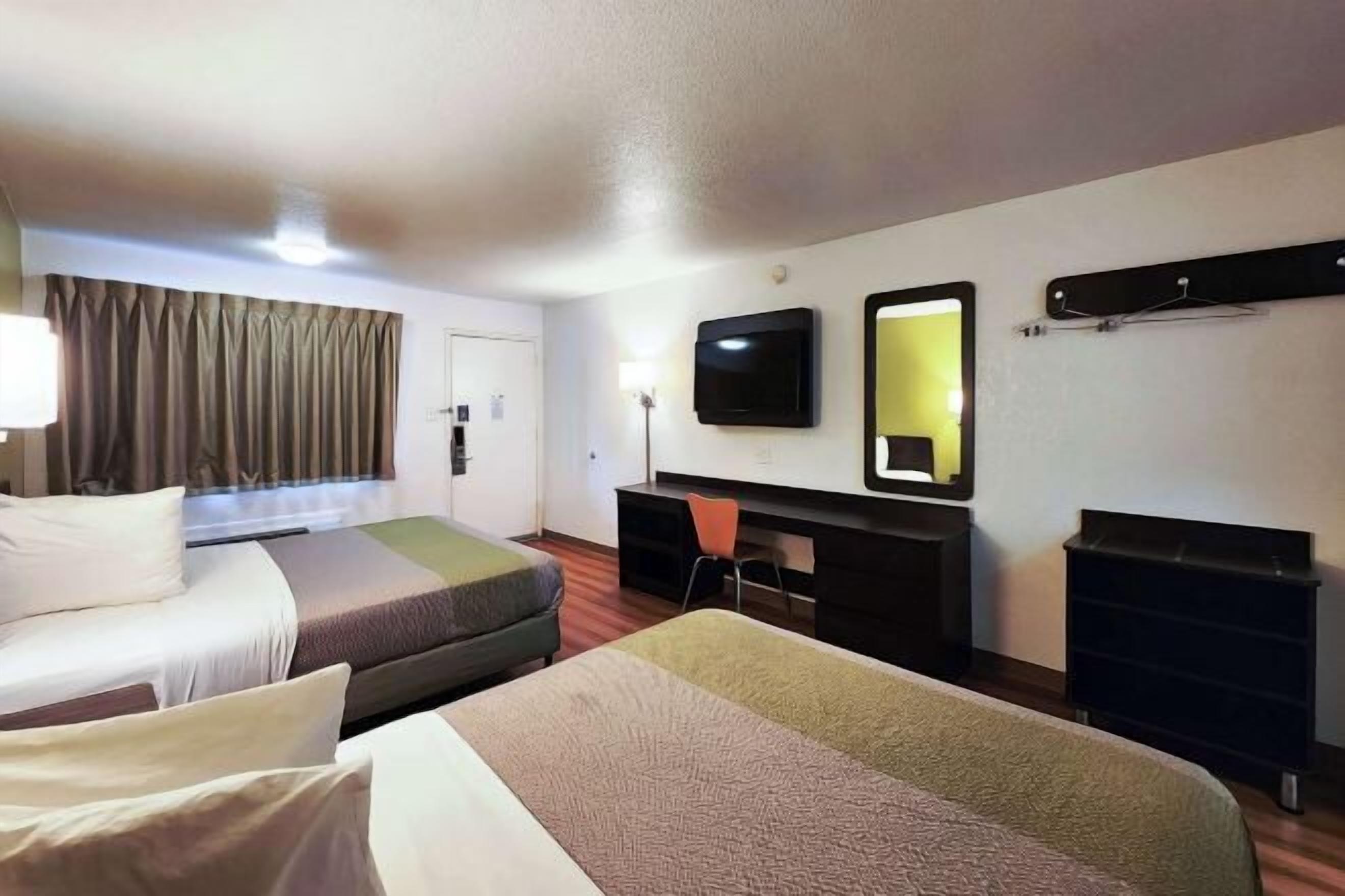 Skrivebord, strykejern/-brett, wi-fi (inkludert) og sengetøy