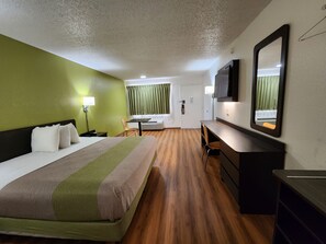 Escritorio, tabla de planchar con plancha, wifi gratis y ropa de cama 