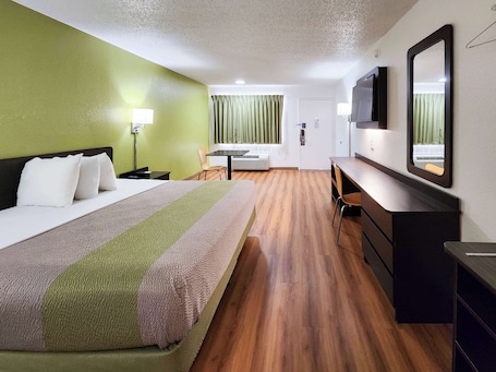 Desk, iron/ironing board, free WiFi, bed sheets. Motel 6 Baytown, TX - Baytown East