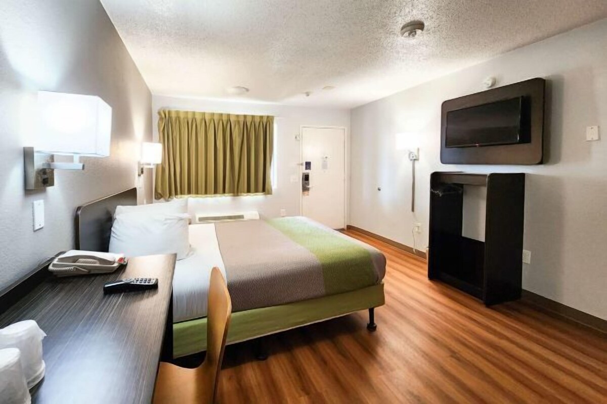 Desk, iron/ironing board (on request), WiFi (free), bed sheets