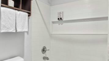 Duschwanne, Handtücher, Seife, Toilettenpapier