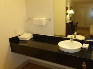 Ensemble douche/baignoire, serviettes fournies, savon, papier toilette