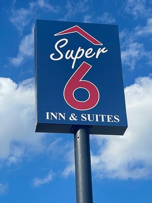 Front of property - Super 6 Inn & Suites Baton Rouge (Baton Rouge)