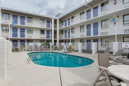 Super 6 Inn & Suites Baton Rouge