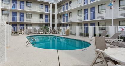 Super 6 Inn & Suites Baton Rouge
